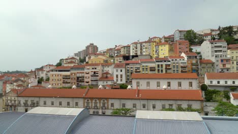 Panoramaaufnahme-Traditioneller,-Wunderschöner,-Farbenfroher-Häuser-Portugals-In-Coimbra