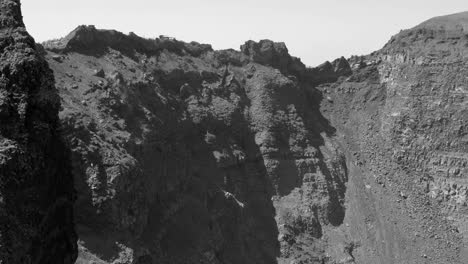Schwenk-Entlang-Des-Riesigen-Kraters-Des-Vulkans-Vesuv-In-Schwarz-Und-Weiß-In-Pompeji,-Italien
