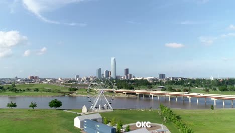 Wunderschöne-Skyline-Der-Stadt-Oklahoma-Mit-Fluss-Und-Riesenrad