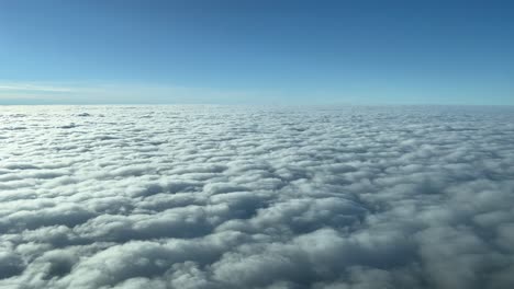 Hermosa-Vista-Desde-La-Cabina-De-Un-Jet-Sobrevolando-Un-Manto-De-Nubes
