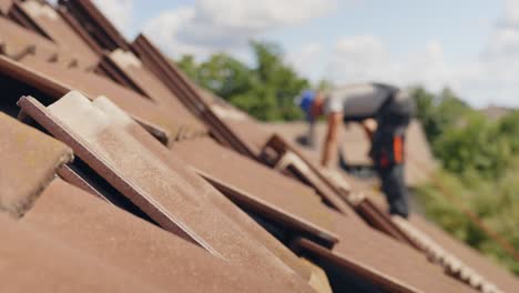 Verschwommener-Arbeiter-Auf-Dem-Dach,-Der-Umweltfreundliche-Solarmodule-Und-Geländerhalterungen-Installiert