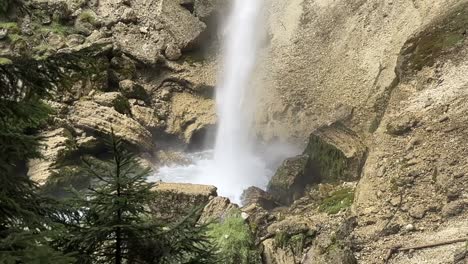 Zeitlupe-Eines-Unteren-Teils-Des-Pericnik-Wasserfalls-Im-Triglav-Nationalpark-In-Slowenien
