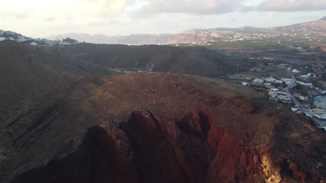 Mirando-Tierra-Adentro-Desde-La-Playa-Roja-En-Santorini