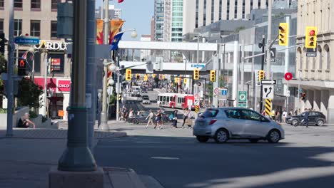 Verkehr-In-Der-Innenstadt-Von-Ottawa,-Kanada-Vor-Dem-Kanada-Tag-2022---4K-Zeitlupe