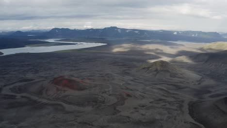 Río,-Pico-De-Montaña-Y-Cráter-En-Islandia-Durante-El-Día