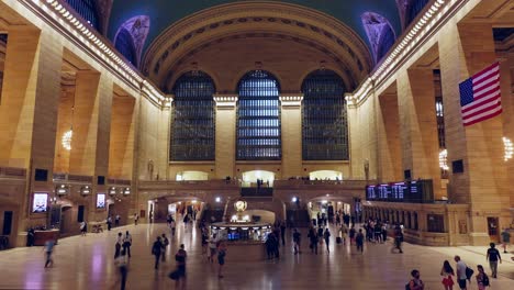 Time-lapse-of-people-moving-inside-the-Grand-Central-Terminal