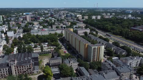 Una-Foto-De-Un-Dron-De-Un-Bloque-De-Apartamentos-En-Lodz,-Polonia