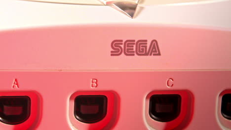 Parte-Delantera-De-Sega-Dreamcast-Y-Controlador-Deslizante-Hacia-La-Izquierda