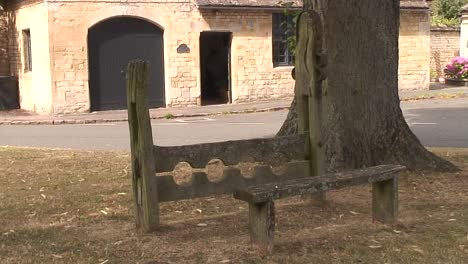 Stocks-and-whipping-post-on-the-village-green-in-the-Rutland-village-of-Market-Overton,-England,-UK