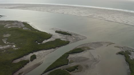 Fluss--Und-Meeresmündung-An-Der-Küste-Von-Big-California-Sur,-Mexiko---Luftaufnahme
