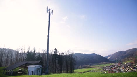 Telekommunikationsantenne-Auf-Dem-Hügel