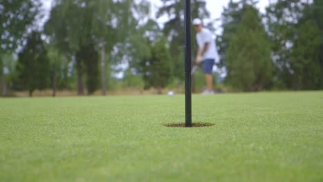 Ein-Mann-Spielt-Golf-Mit-Einem-Putter-Und-Verfehlt-Das-Loch