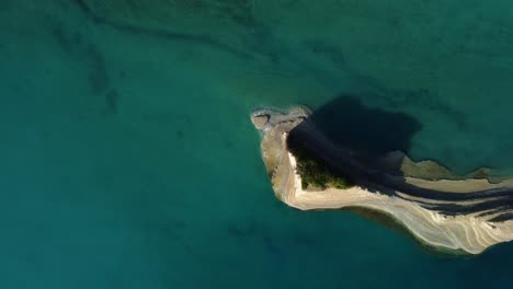 Luftaufnahme-Von-Oben-Nach-Unten,-Felsengebundene-Inselformation-Auf-Der-Insel-Korfu,-Griechenland,-Urlaubsreiseziel