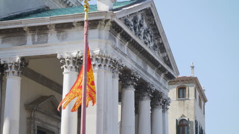 Bandera-De-Venecia-Ondeando-Con-Un-Día-Soleado,-Venecia,-Italia
