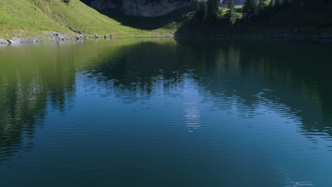 Luftaufnahme-Des-Blauen-Bergsees-In-Den-Schweizer-Alpen,-Wasserreflexion,-Falensee,-Aplstein