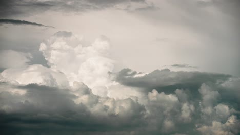 Dramatische,-Dunkle,-Regnerische,-Bauschige-Wolken-Bilden-Sich-Und-Steigen-Am-Himmel-Auf