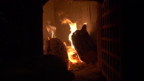 Holz-In-Einem-Kachelofen-Ins-Feuer-Werfen