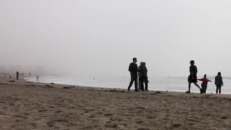 Walkers-on-Venice-Beach-California-in-a-thick-marine-layer
