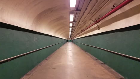 Leerer-U-Bahn-Tunnel