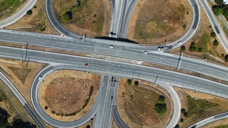 Drohne-Rotiert-Von-Oben-Auf-Eine-Stark-Befahrene-Autobahnkreuzung-In-Portugal