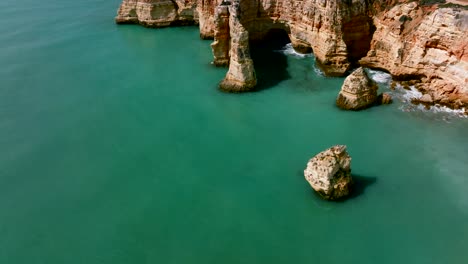 Schwenken-Sie-Luftaufnahmen-An-Einem-Sonnigen-Tag-Von-Praia-Da-Marinha-An-Der-Algarveküste