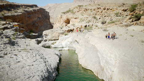 Wadi-Bani-Khalid-Ist-Eine-Sehr-Beliebte-Outdoor-Attraktion-Sowohl-Für-Einheimische-Als-Auch-Für-Auswanderer.-Die-Menschen-Kommen-Hierher,-Um-Die-Natur-Zu-Genießen,-In-Den-Süßwasserbecken-Zu-Schwimmen-Oder-Einfach-Nur-Zu-Grillen