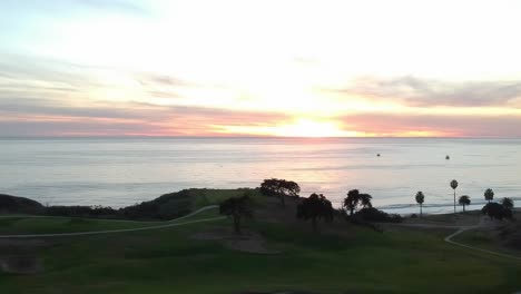 Der-Sonnenuntergang-Auf-Einem-Golfplatz-In-Der-Nähe-Des-Ozeans
