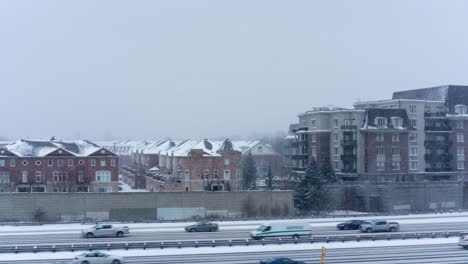 Panorámica-De-Lapso-De-Tiempo-De-Una-Carretera-De-Toronto-Durante-Una-Tormenta-De-Nieve-De-Invierno