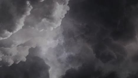 Tormenta-De-4k,-En-Las-Oscuras-Nubes-Cumulonimbus-Al-Atardecer