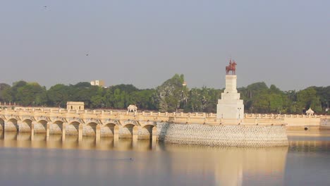 Beautiful-palace-structure-in-middle-of-the-Lakota-lake,-Jamnagar-city-Gujarat-stock-video