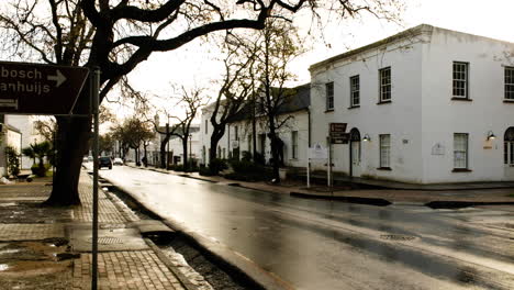 Tráfico-De-Automóviles-En-La-Calle-Dorp-En-El-Histórico-Stellenbosch-En-El-Húmedo-Día-De-Invierno