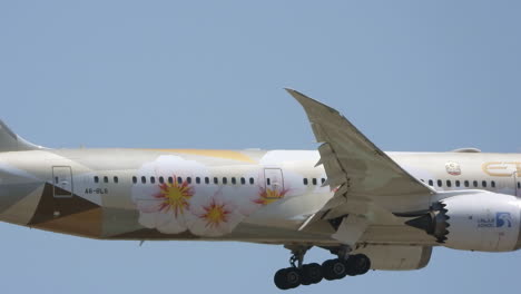 Etihad-Airways-Boeing-787-Dreamliner-Mit-Ausgewählter-Japan-Lackierung,-Lotus-Hasu-Blumen-Lackierung,-Im-Flug