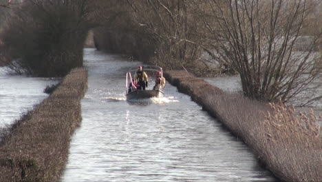 Großbritannien,-Februar-2014-–-Feuerwehrleute-Helfen-Bewohnern-Beim-Aussteigen-Von-Einem-Boot,-Das-Als-Fähre-Zum-Dorf-Muchelney-Dient,-Das-Durch-Überschwemmungen-Auf-Den-Somerset-Ebenen-Abgeschnitten-Wurde