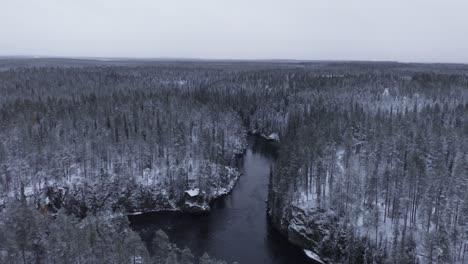 Drohnenaufnahmen-Einer-Verschneiten-Landschaft-In-Finnland