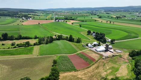 An-aerial-view-of-the-lush-green-rural-countryside-of-southern-Lancaster-County,-Pennsylvania