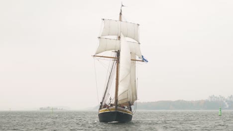 Traditionelle-Holzsegelschiffe-Bei-Einem-Segelwettbewerb-In-Helsinki,-Finnland