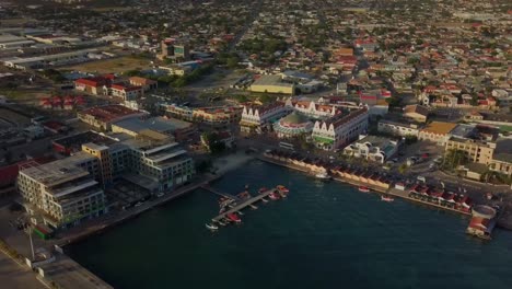 Luftaufnahme-Des-Schönen-Yachthafens-Und-Der-Belebten-Straßen-In-Der-Stadt-Oranjestad-Auf-Aruba
