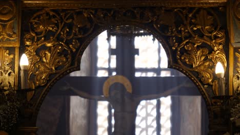 Blick-Auf-Die-Jesus-Kruzifix-Statue-In-Einer-Griechischen-Kirche-Mit-Licht,-Das-Durch-Die-Fenster-Strahlt