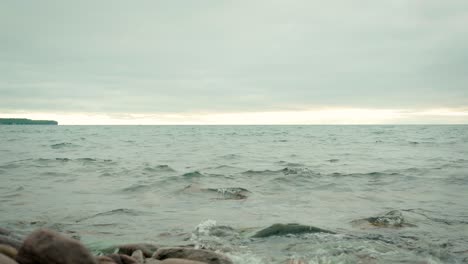Sanfte-Wellen-Rollen-Vom-Lake-Superior-Ans-Ufer