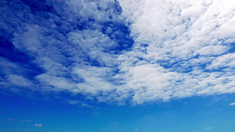 Lapso-De-Tiempo-Hermosa-Naturaleza-Con-Nubes-Blancas-Moviéndose-En-El-Cielo-Azul