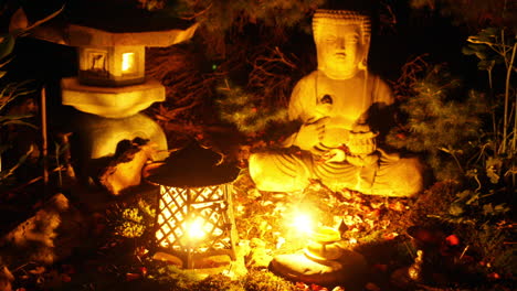 Eine-Buddha-Statue,-Lampen-Und-Räucherstäbchen-Sind-Im-Zeitraffer-Zu-Sehen