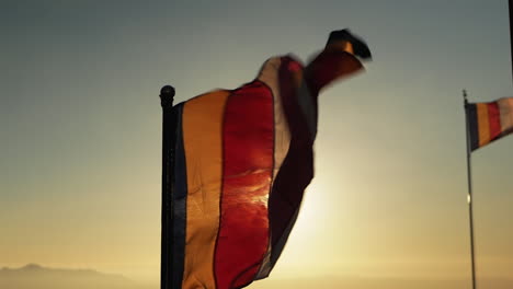 Buddhistische-Flagge-Sonnenuntergang-Berg-Zeitlupe