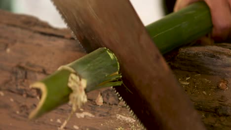 Traditionelles-Bambussägen,-Holzsägen