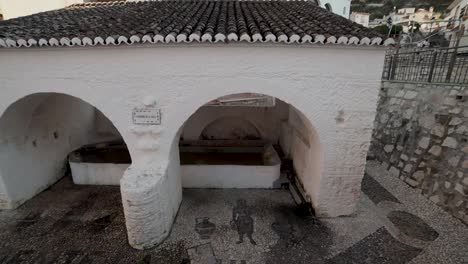Überblick-über-Den-La-Jaula-Brunnen-In-Monda,-Malaga,-Spanien