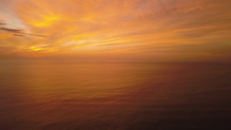 Unglaubliche-Luftaufnahme-Eines-Farbenfrohen-Ozeans-Bei-Sonnenuntergang
