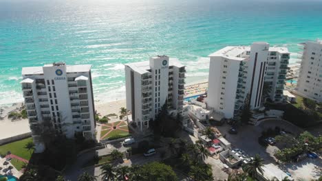Drone-shot-of-Carisa-y-Palma-located-in-Cancun-hotel-zone-with-a-beach-in-the-background
