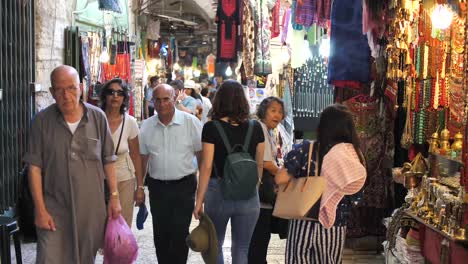 Verfolgung-Einer-Brünetten-Touristin-Auf-Der-Straße-Der-Altstadt-In-Jerusalem,-Israel
