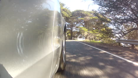 Seitenansicht-Eines-Silbernen-Autos,-Das-In-Kalifornien-Fährt