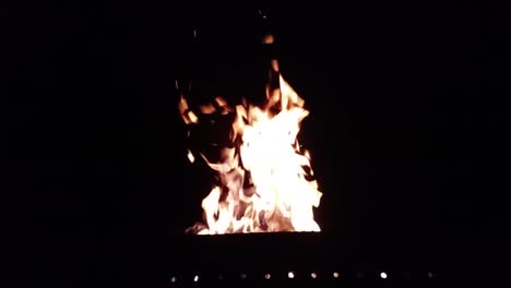 Video-En-Cámara-Lenta-De-Fuego-Ardiendo-En-La-Noche-2