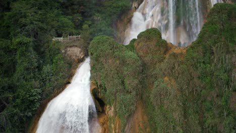Aerial-cinematic-shot-of-the-Velo-de-Novia-waterfall-in-the-Chiflon-park,-Chiapas
